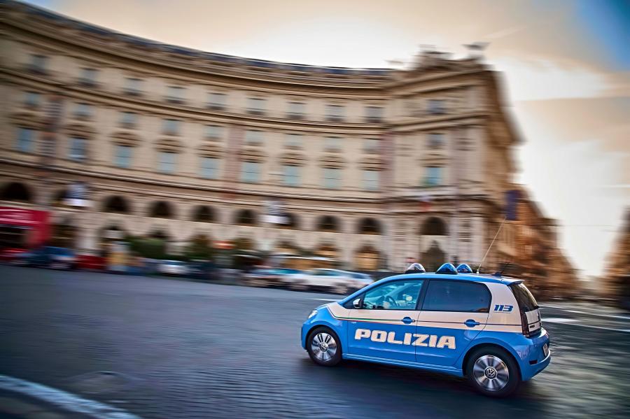  Volkswagen e-up! Polizia 2016 года  (фото 7 из 12)
